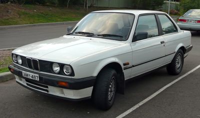 Автостекла BMW 3 E30 c установкой в Москве